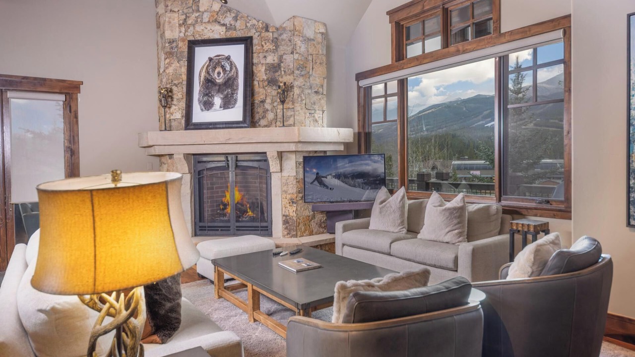 Photo of Livingroom in Peak 8