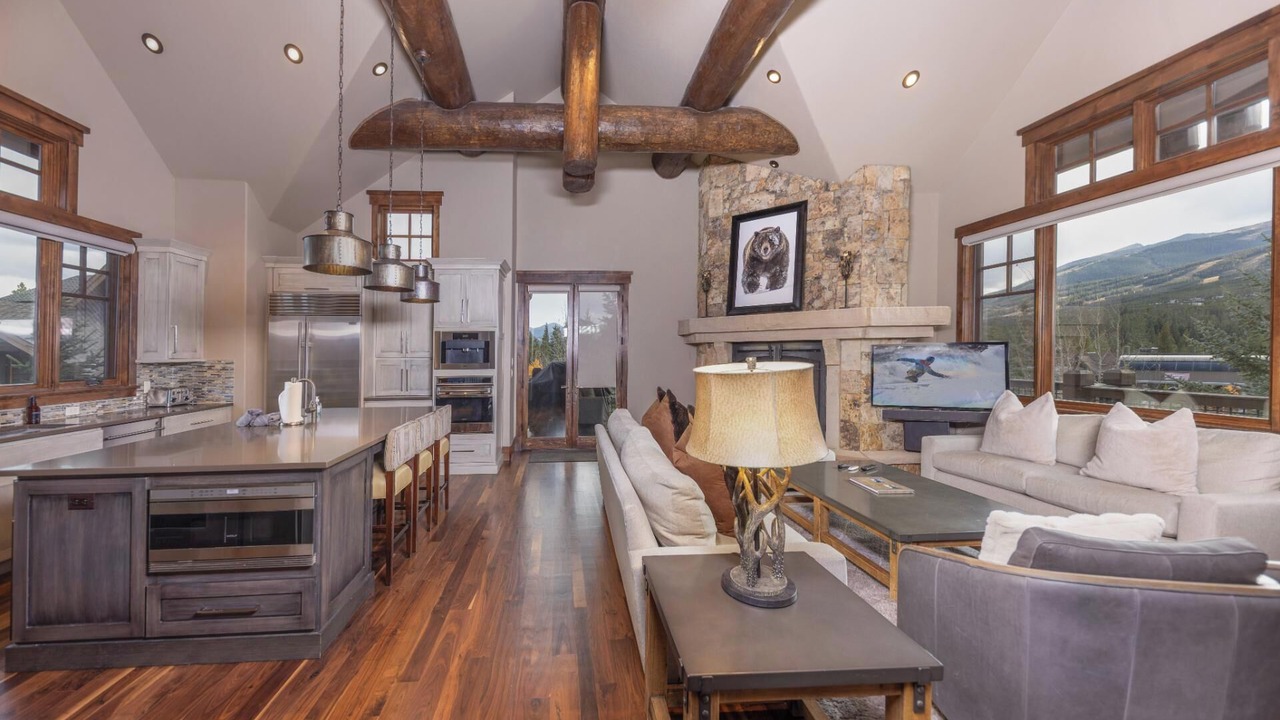 Photo of Livingroom in Peak 8