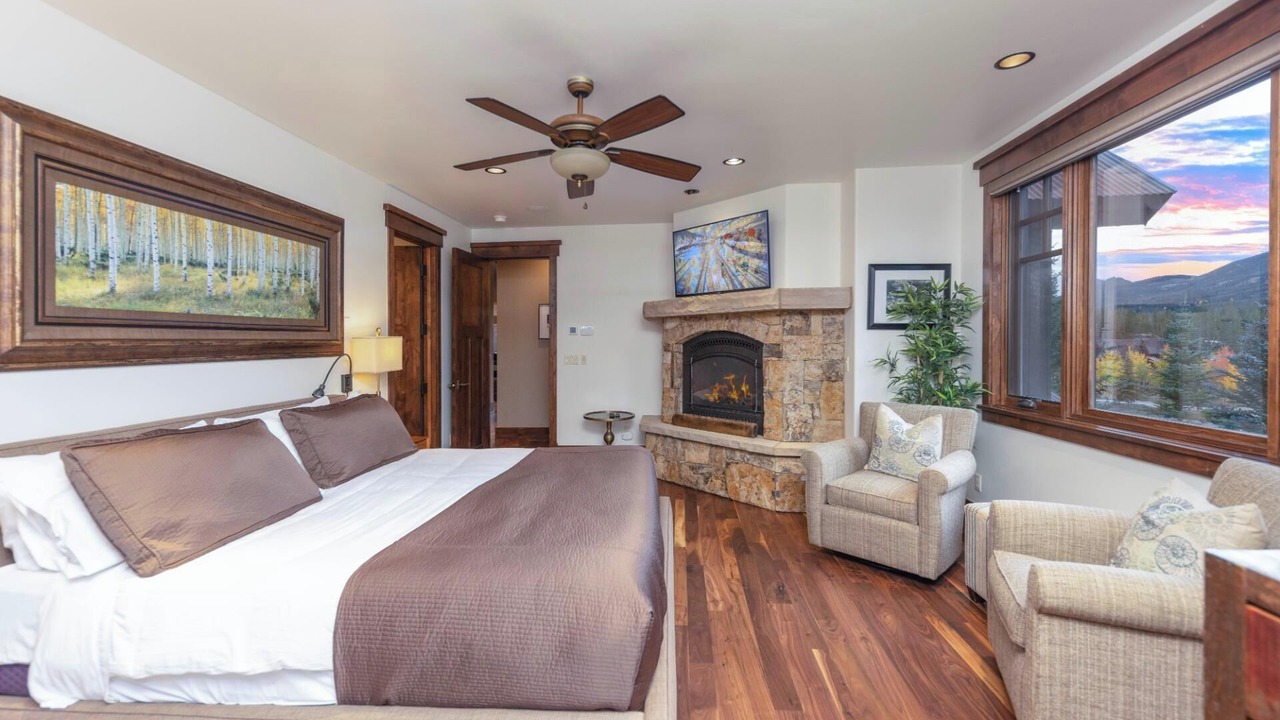 Photo of Bedroom in Peak 8