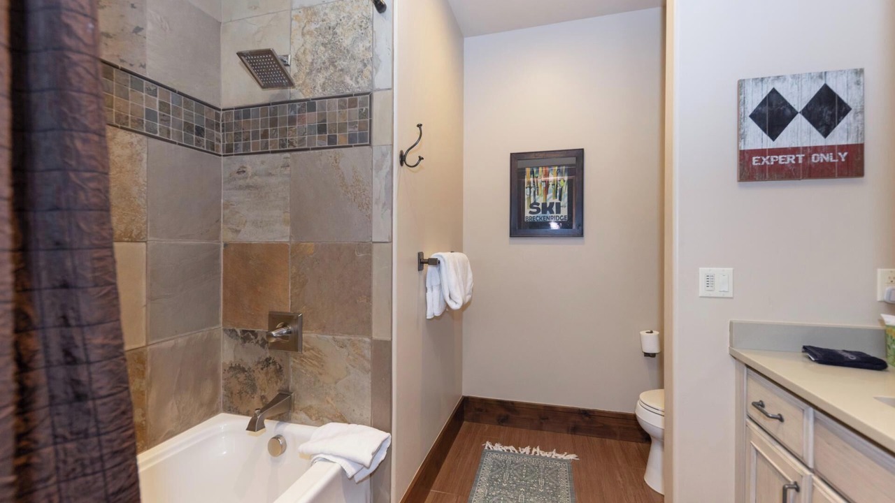 Photo of Bathroom in Peak 8