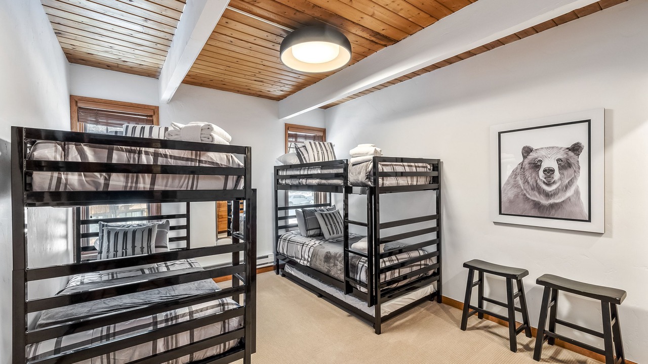 Photo of Bedroom in Peak 9