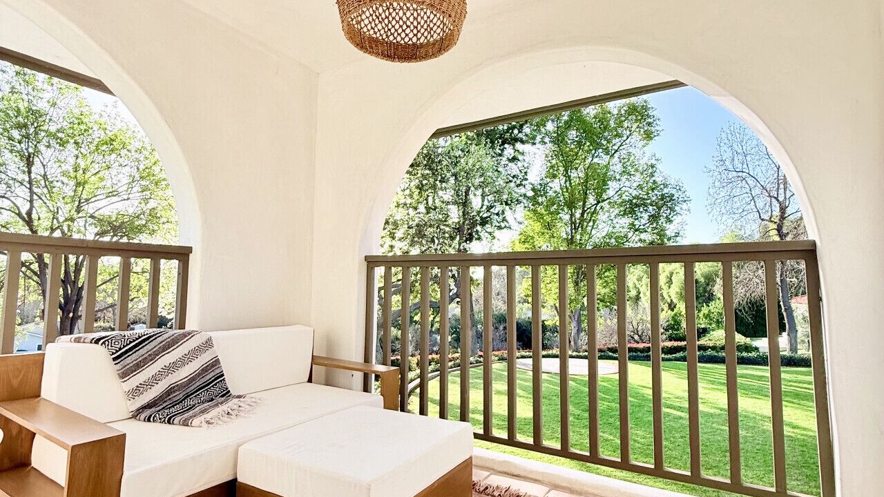 Photo of Patio Balcony in Meiners Oaks
