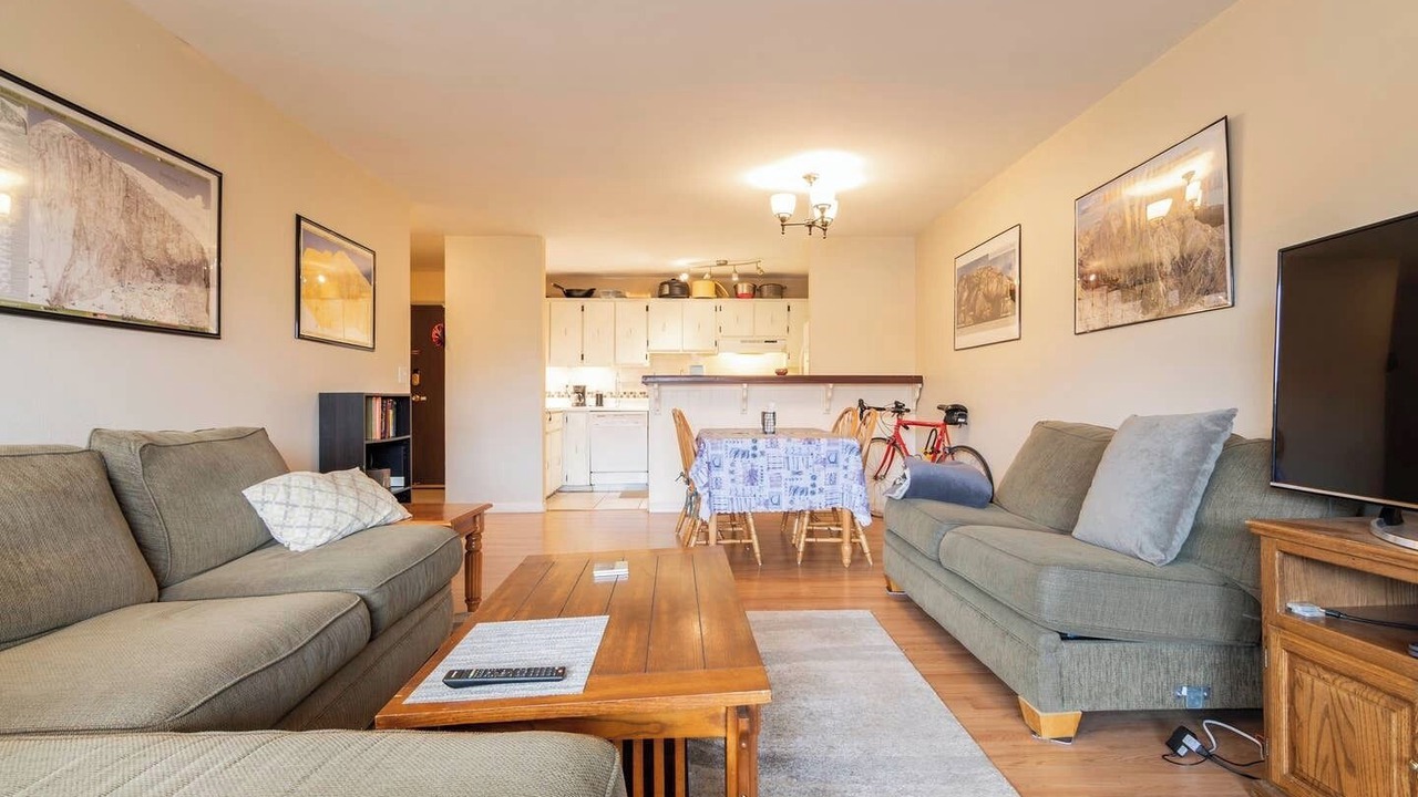 Photo of Livingroom in Glenwood Grove - North Iris