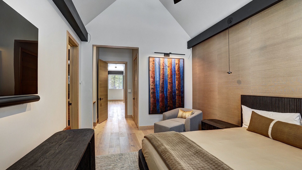 Photo of Bedroom in Peak 8