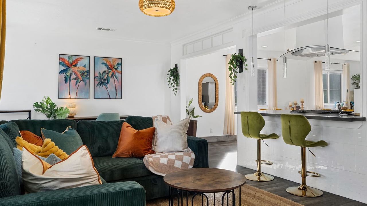 Photo of Livingroom in Midway City