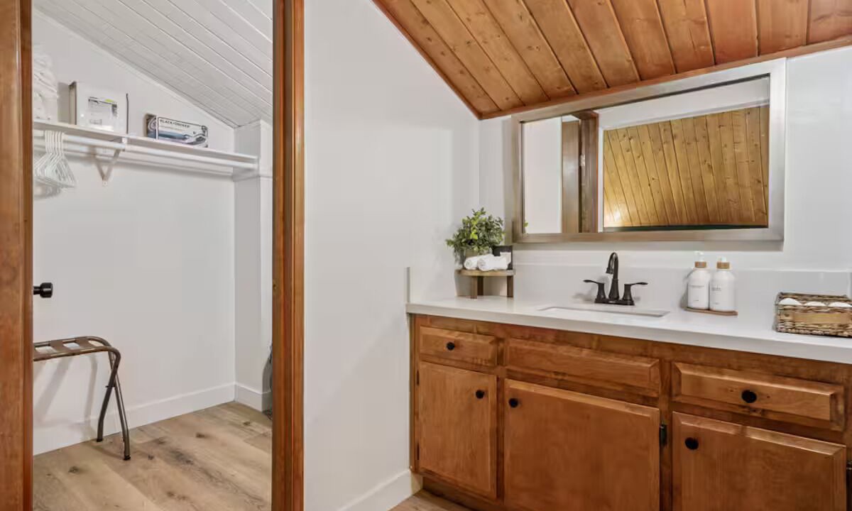 Photo of Bathroom in Twin Peaks