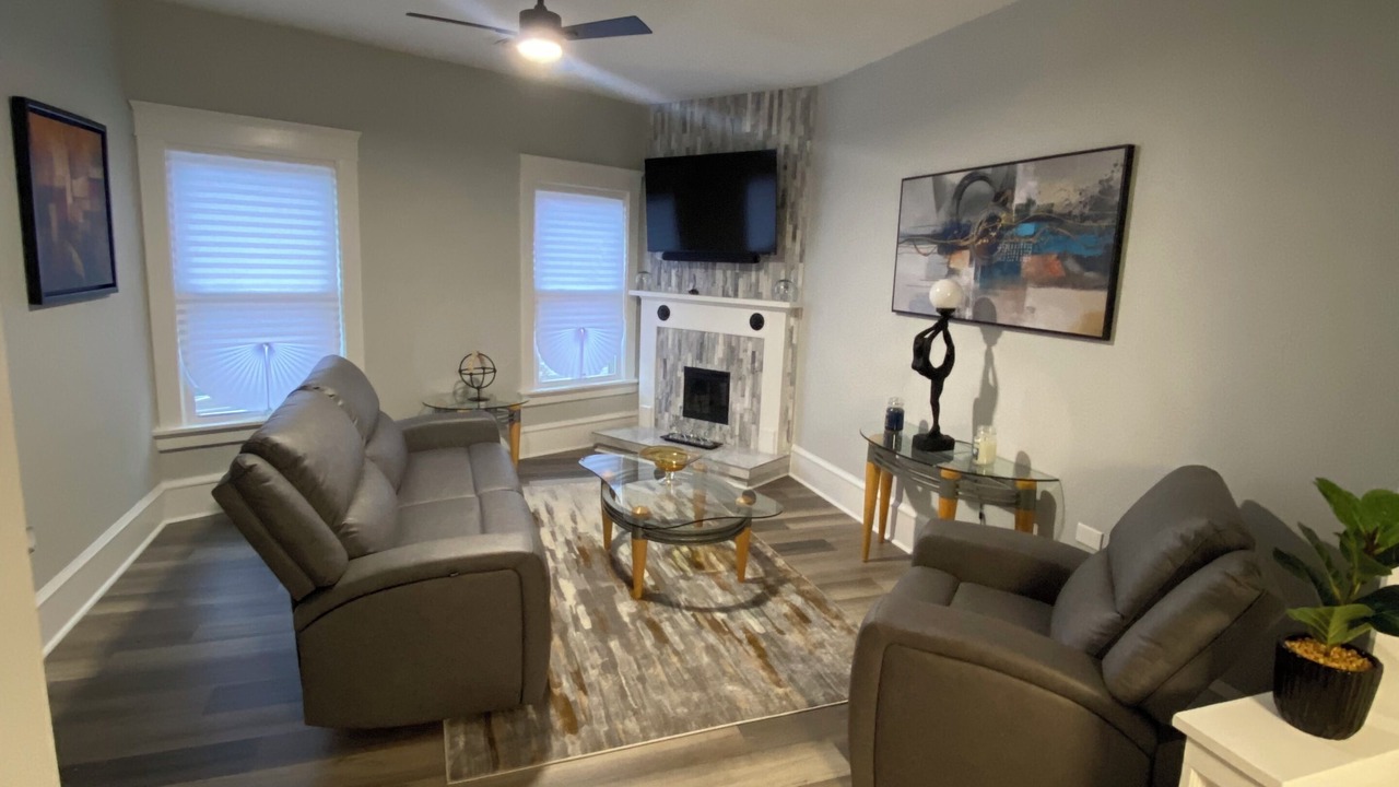 Photo of Livingroom in Akron
