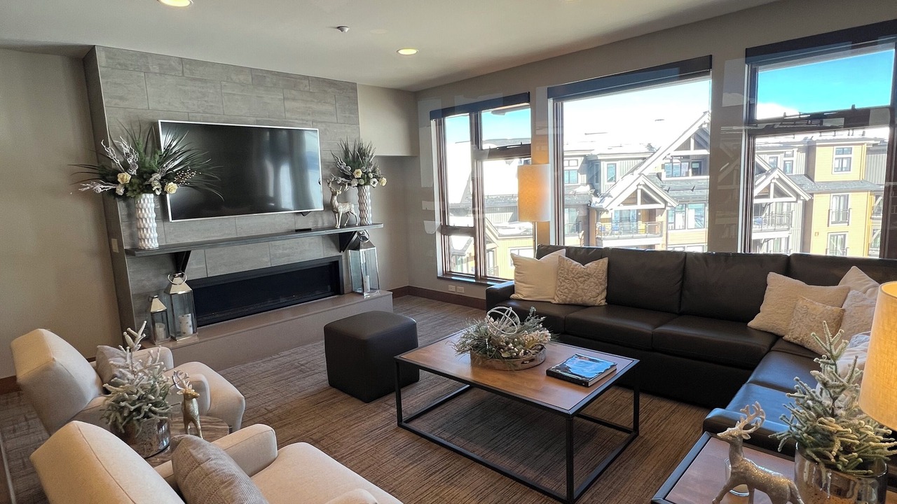 Photo of Livingroom in Peak 8