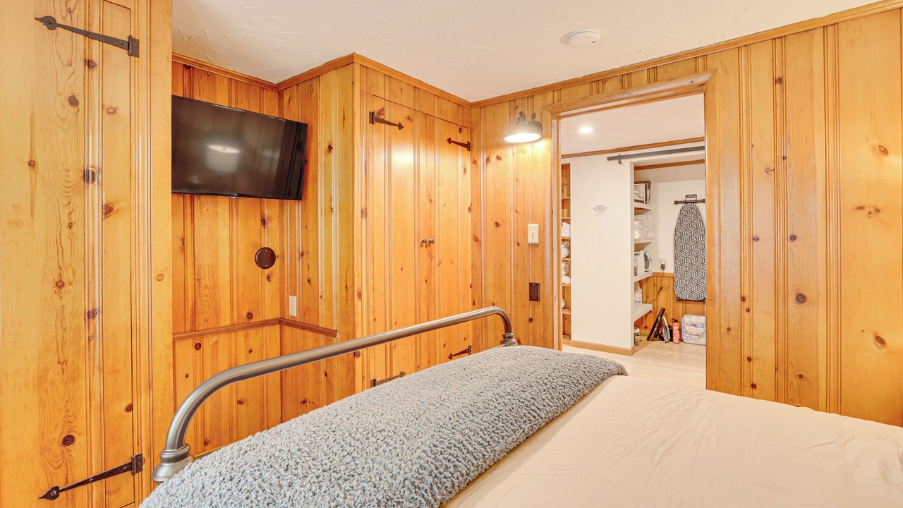 Photo of Bedroom in Cuyahoga Falls