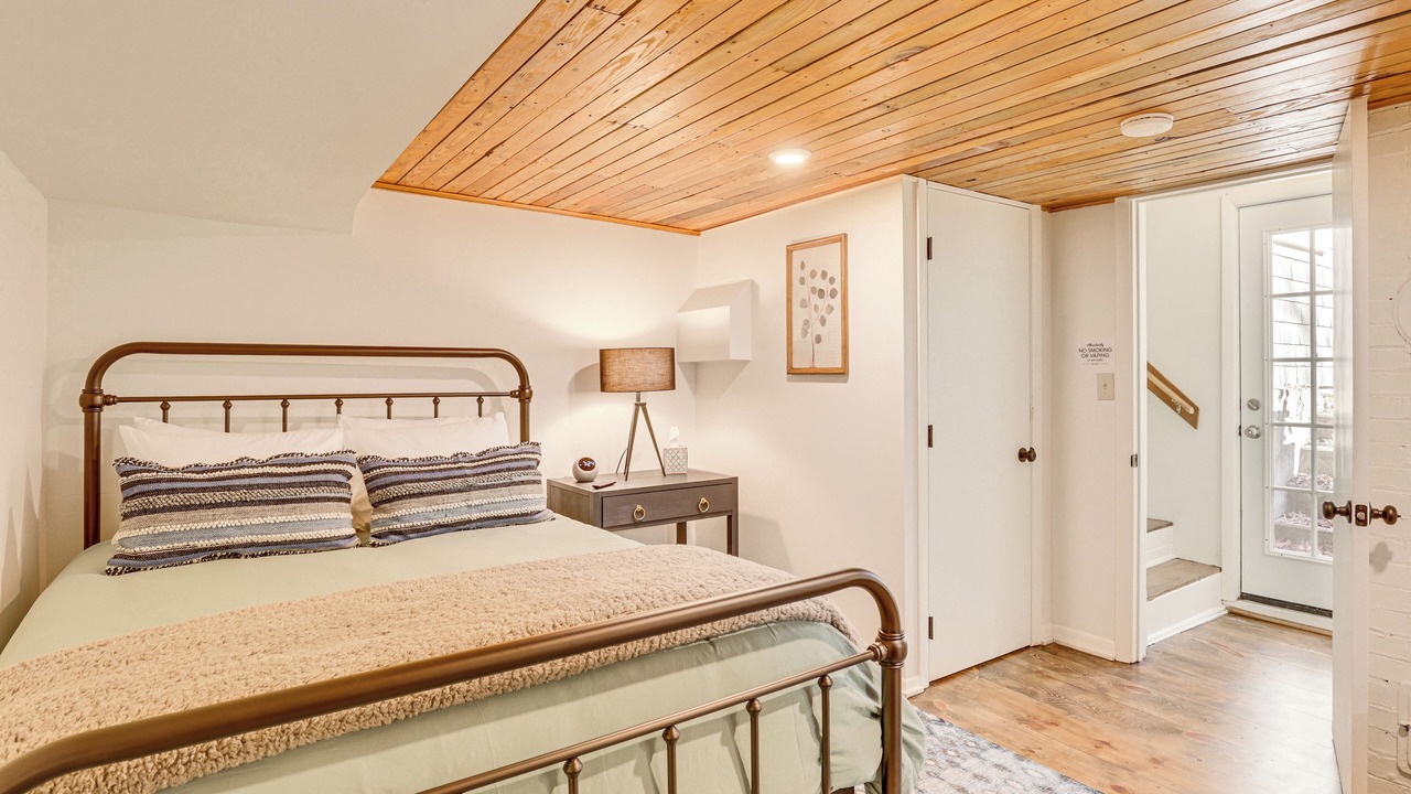 Photo of Bedroom in Cuyahoga Falls