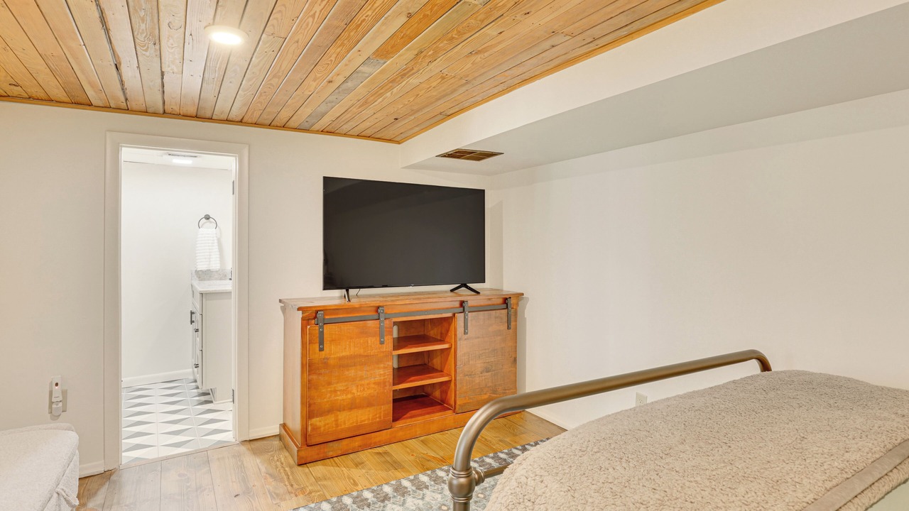 Photo of Bedroom in Cuyahoga Falls