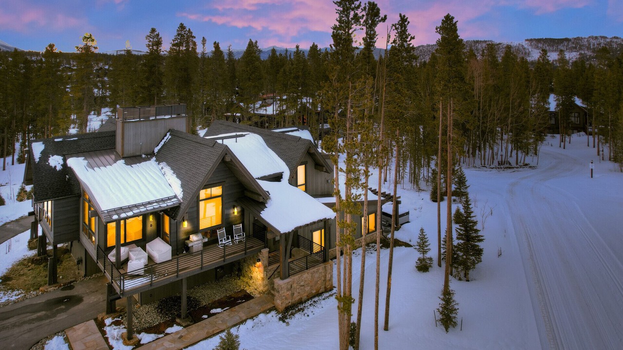 Photo of Outdoor in Peak 8