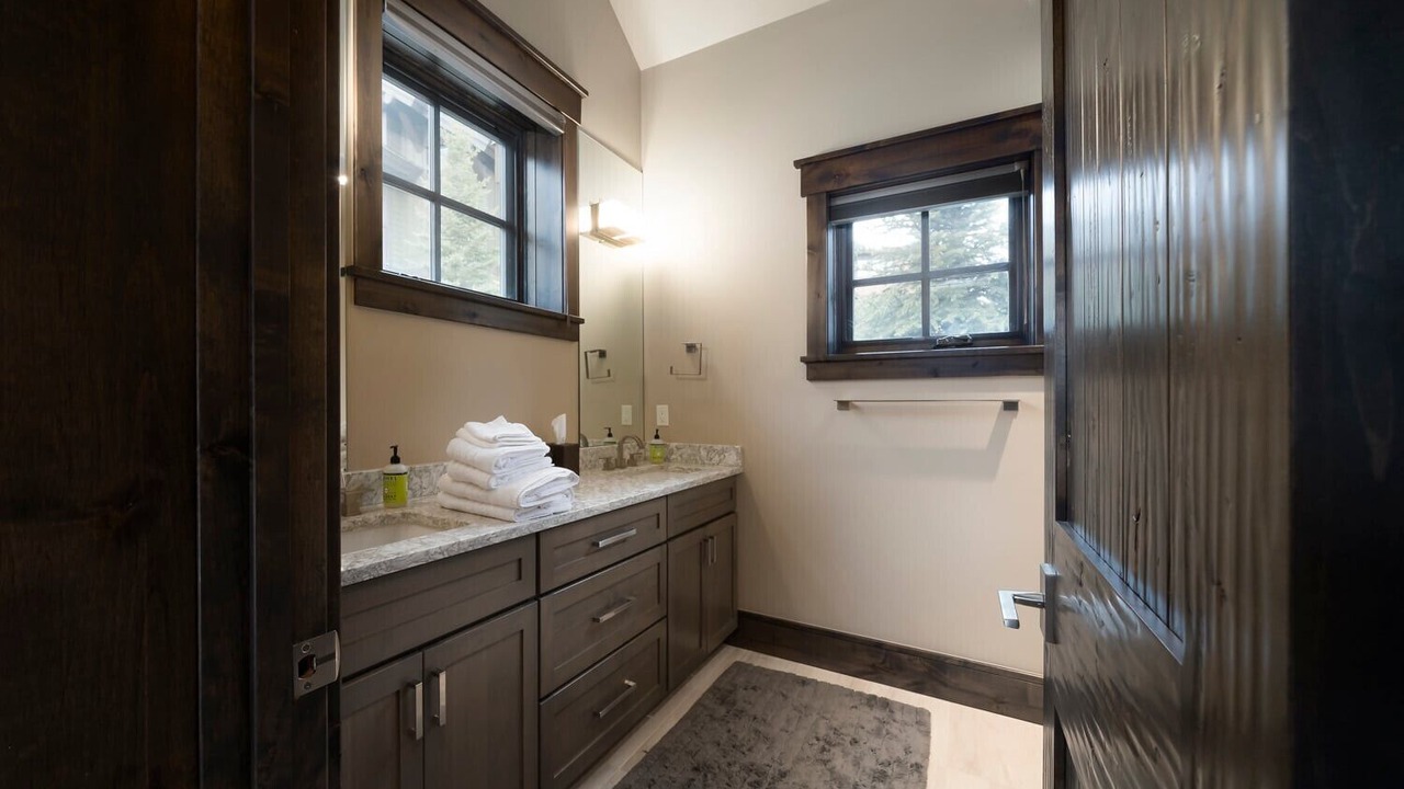 Photo of Bathroom in Peak 8