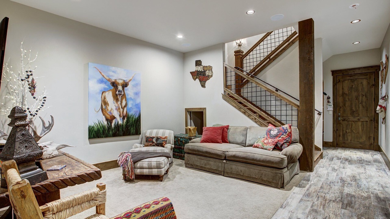 Photo of Livingroom in Peak 8