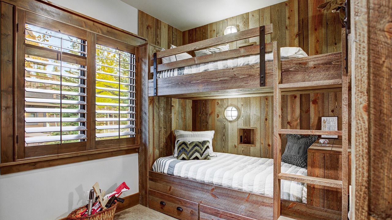 Photo of Bedroom in Peak 8