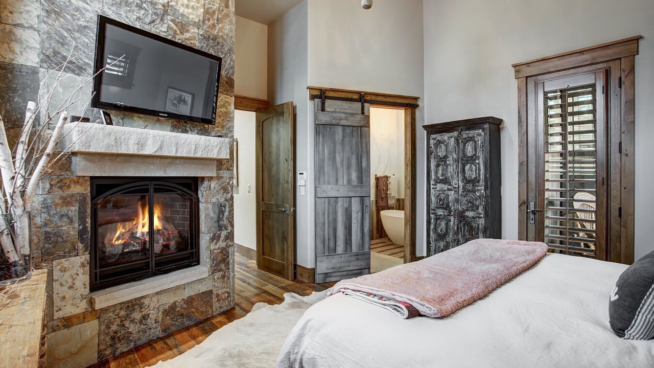 Photo of Bedroom in Peak 8