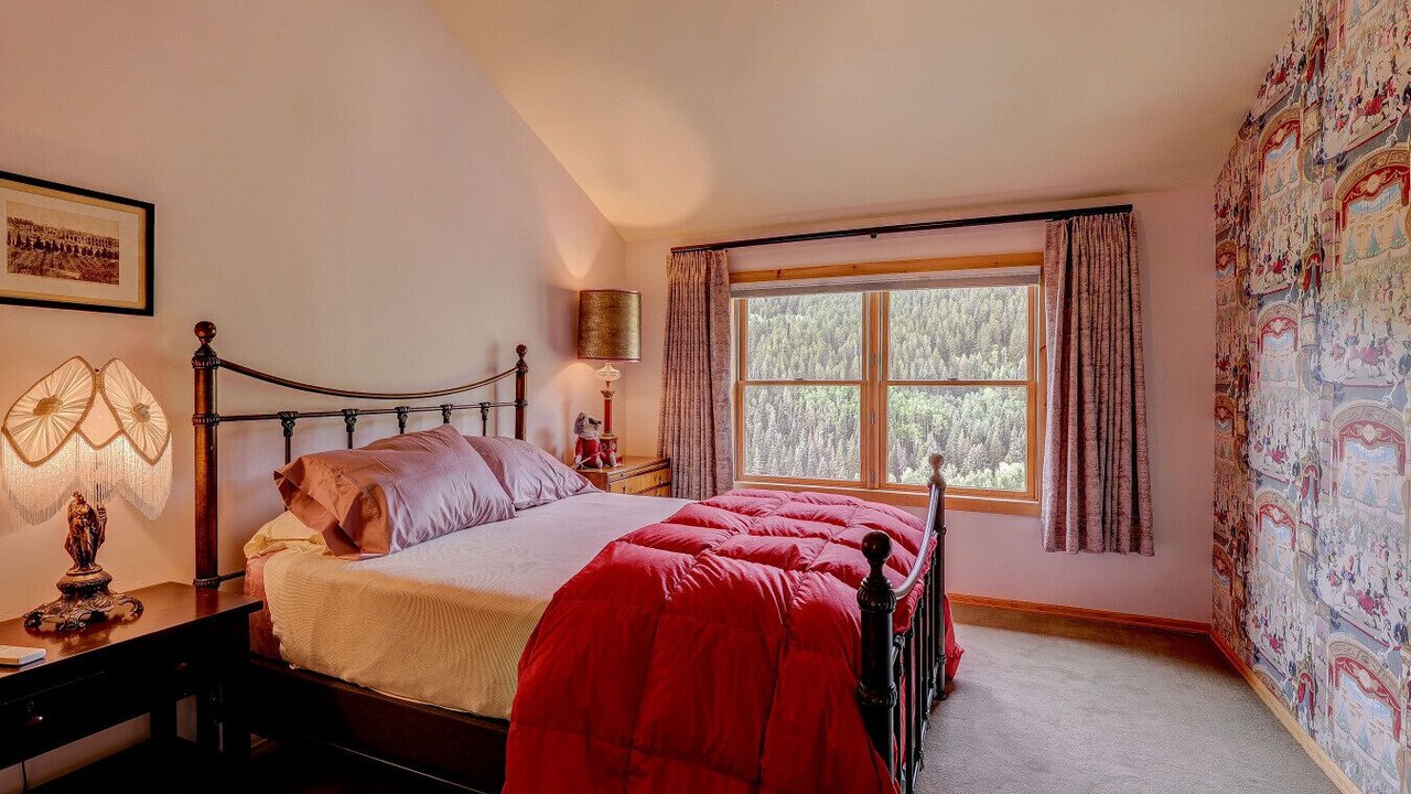 Photo of Bedroom in Basalt