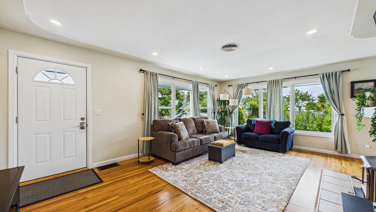 Photo of Livingroom in Eureka