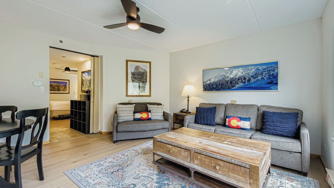 Photo of Livingroom in Peak 9
