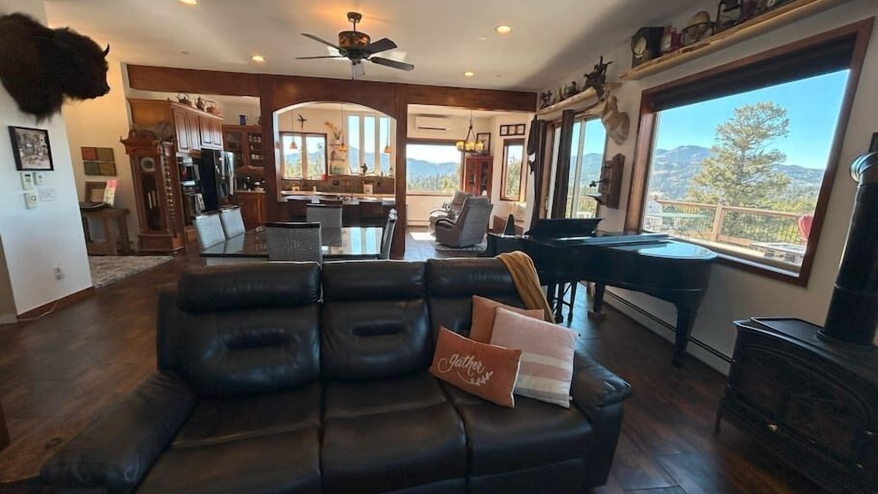 Photo of Livingroom in Coal Creek Canyon