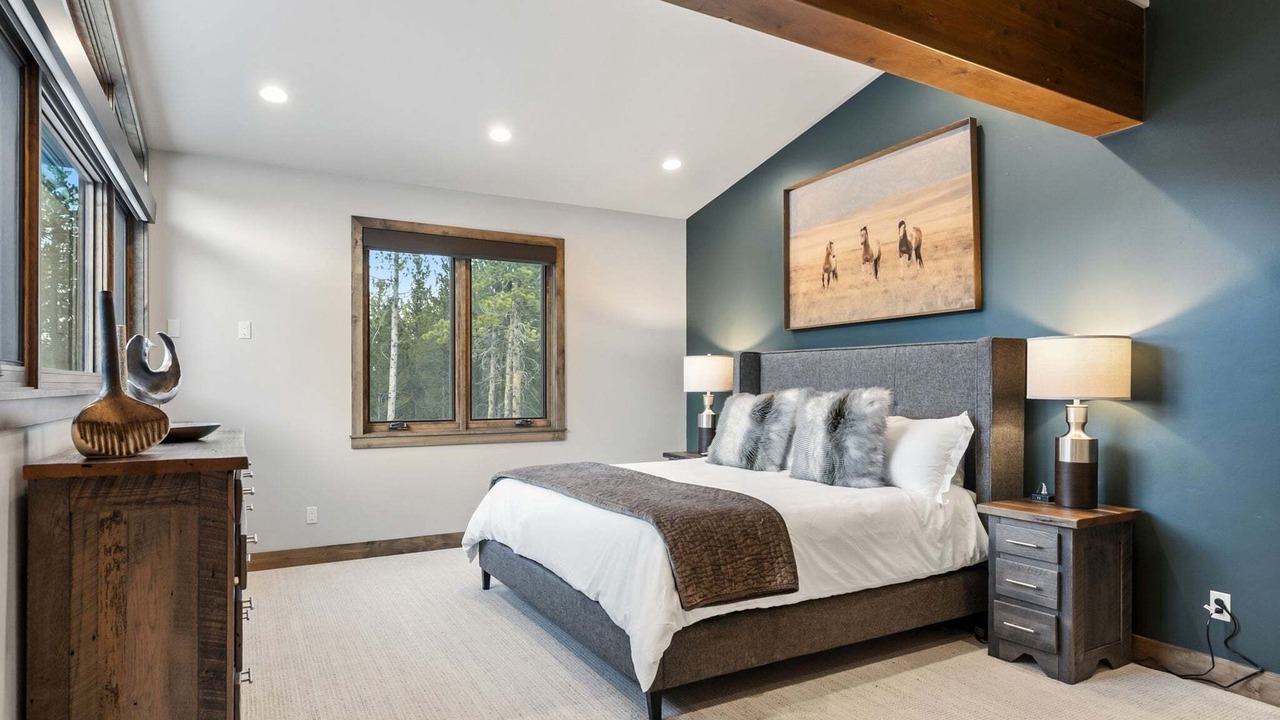 Photo of Bedroom in Peak 8