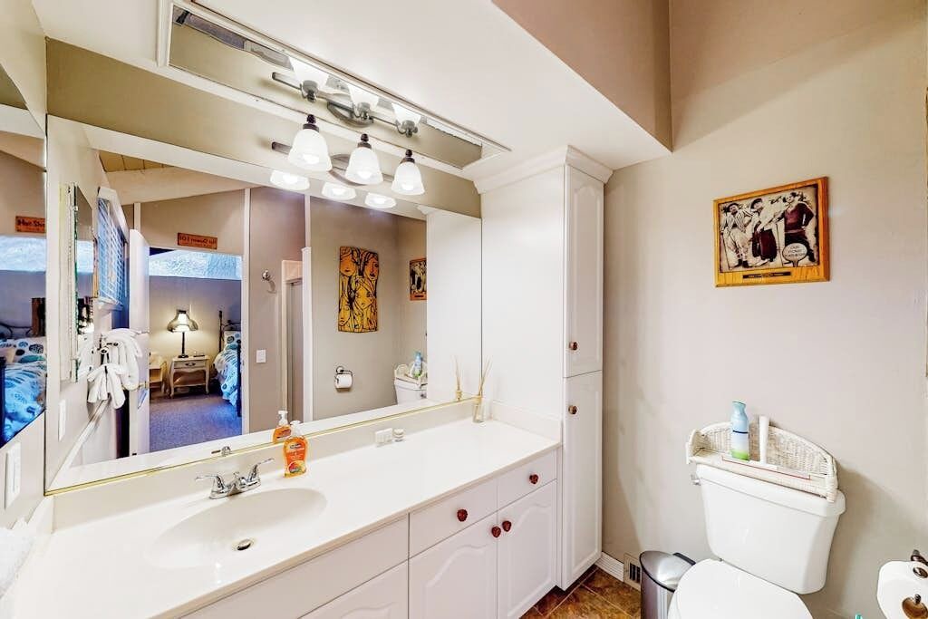Photo of Bathroom in Twin Peaks