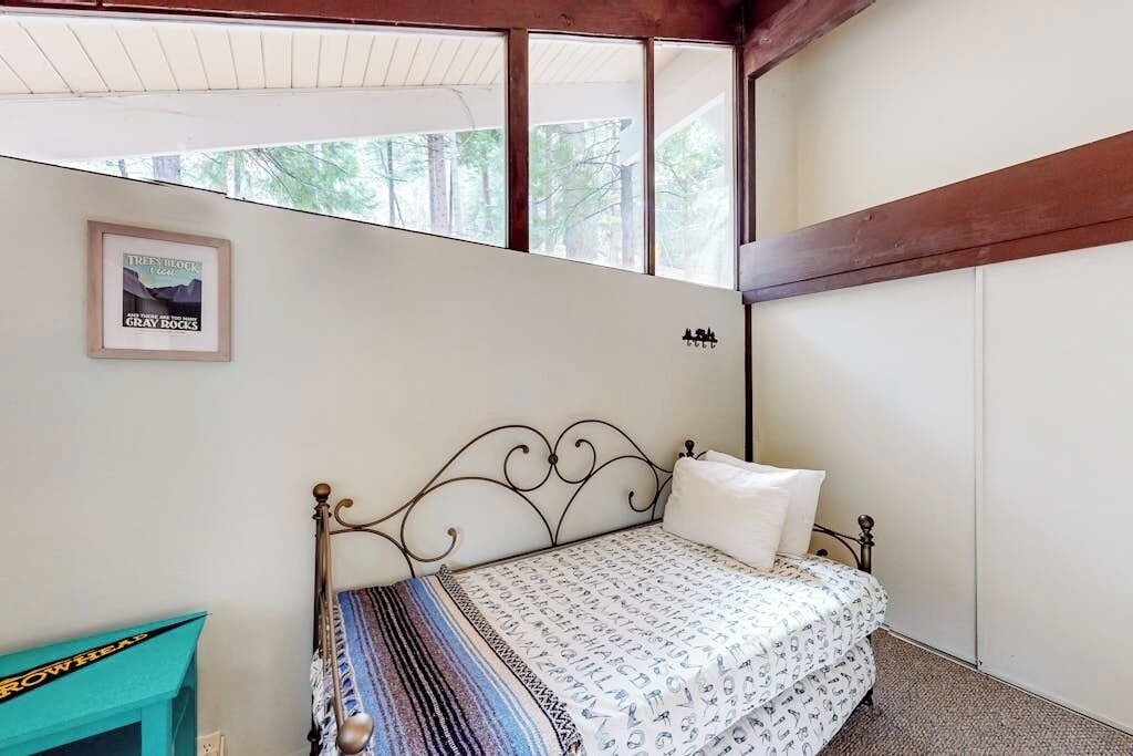 Photo of Bedroom in Twin Peaks
