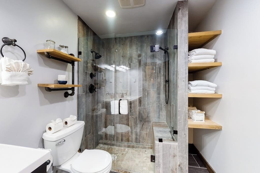 Photo of Bathroom in Summit Cove