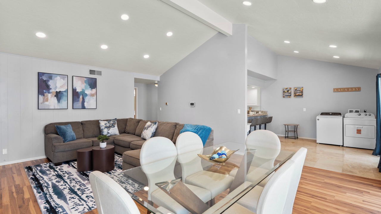 Photo of Livingroom in Midway City