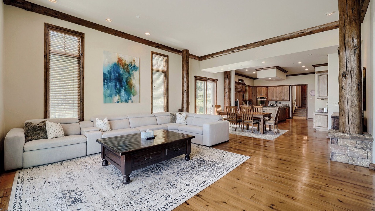 Photo of Livingroom in Edwards