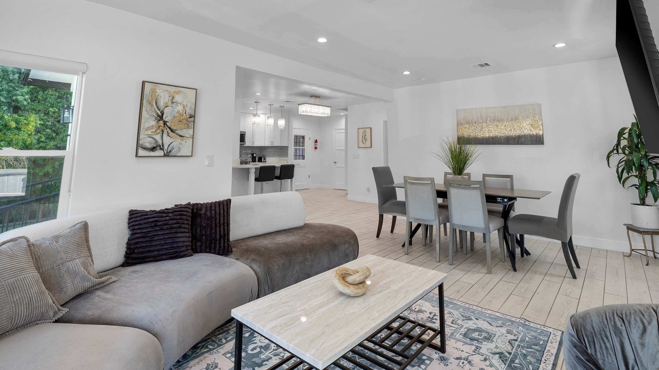 Photo of Livingroom in Pico - Robertson