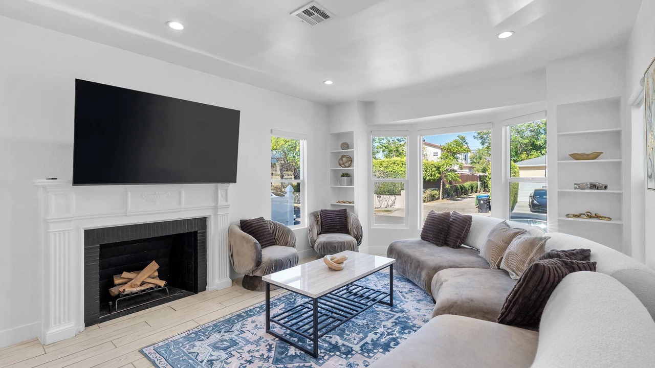 Photo of Livingroom in Pico - Robertson
