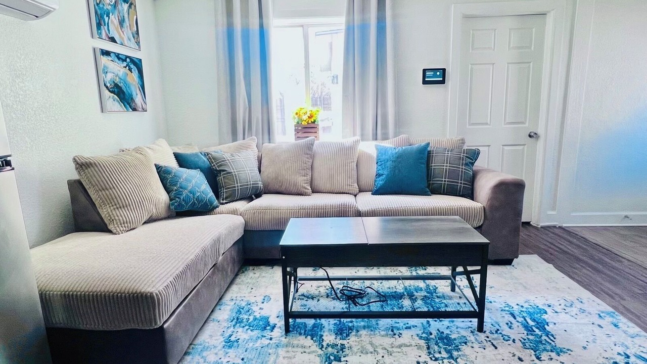 Photo of Livingroom in North Alameda