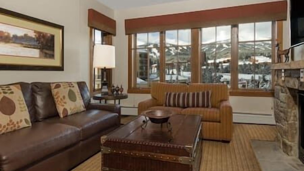 Photo of Livingroom in Peak 9