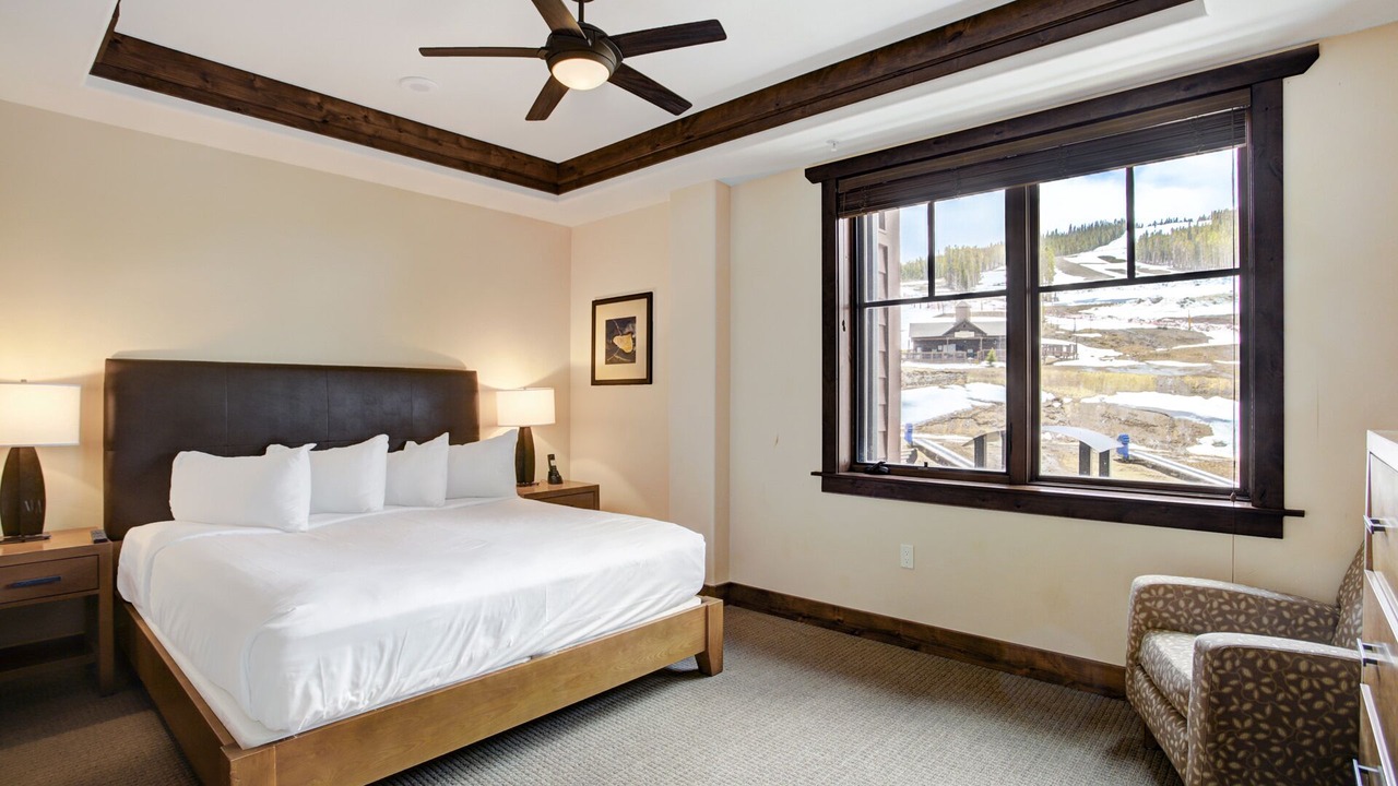 Photo of Bedroom in Peak 8