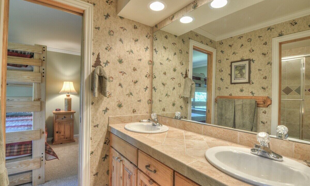 Photo of Bathroom in Peak 9