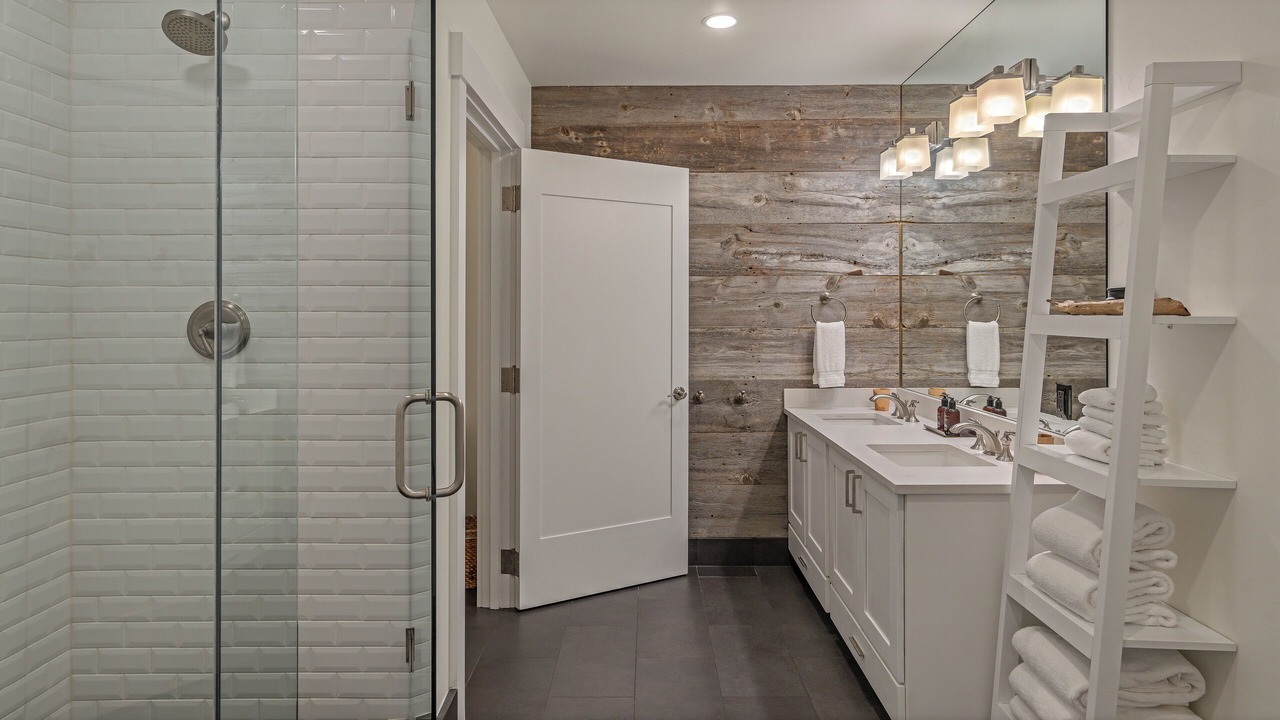 Photo of Bathroom in Peak 8