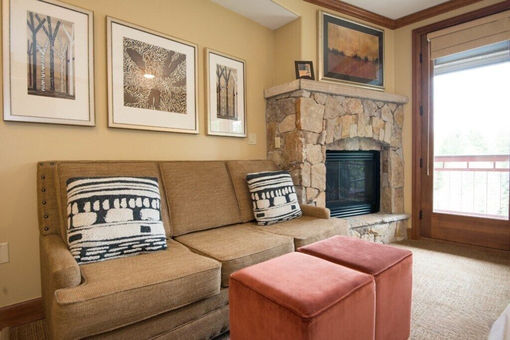 Photo of Livingroom in Peak 9