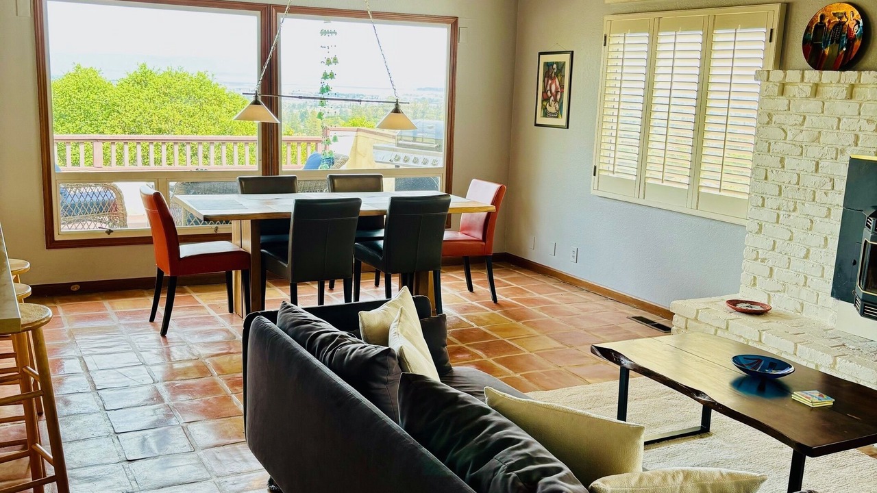 Photo of Livingroom in Emerald Hills