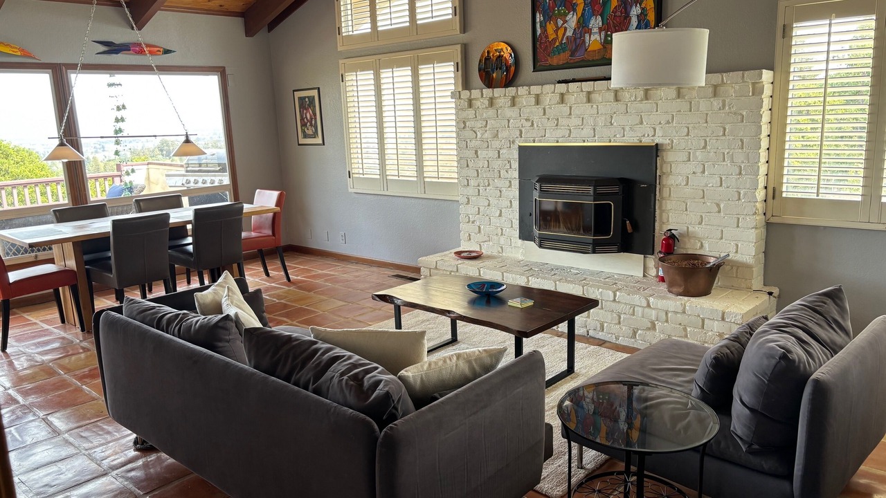 Photo of Livingroom in Emerald Hills