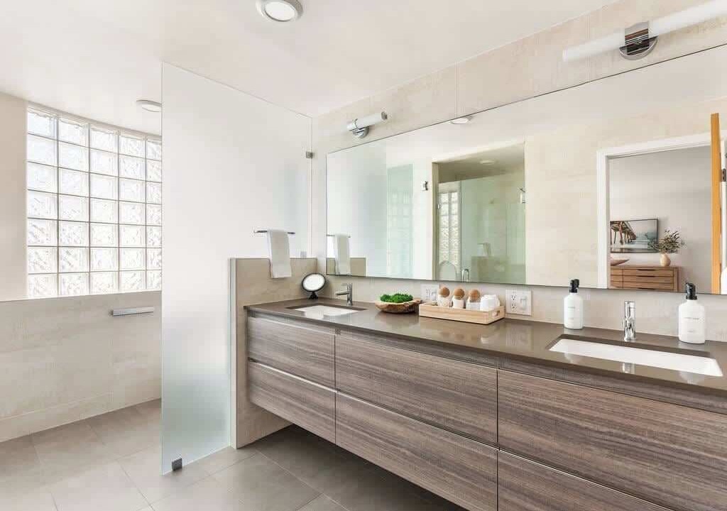 Photo of Bathroom in Gas Lamp Section