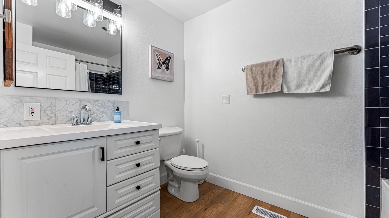 Photo of Bathroom in North Broadway - Holiday
