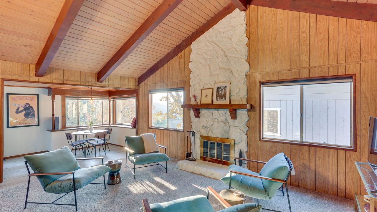 Photo of Livingroom in Crestline