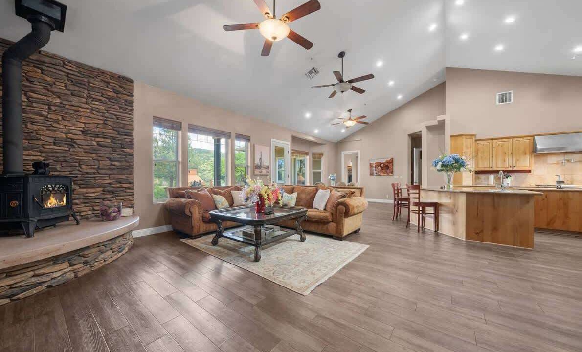 Photo of Livingroom in Lake Hughes