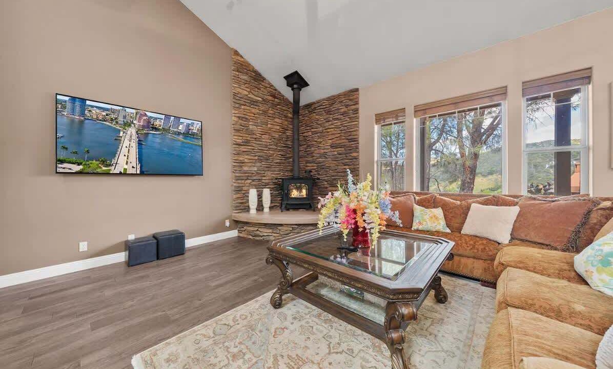 Photo of Livingroom in Lake Hughes