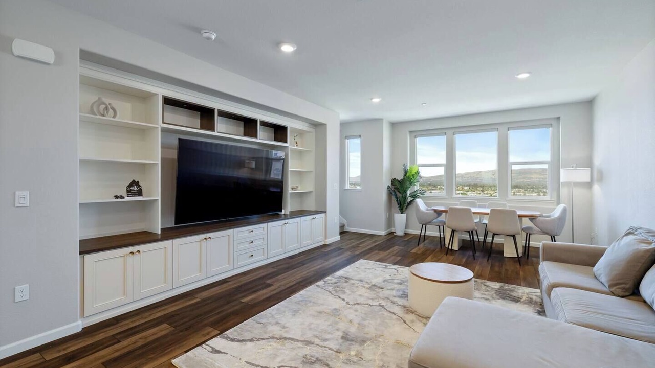 Photo of Livingroom in Communications Hill