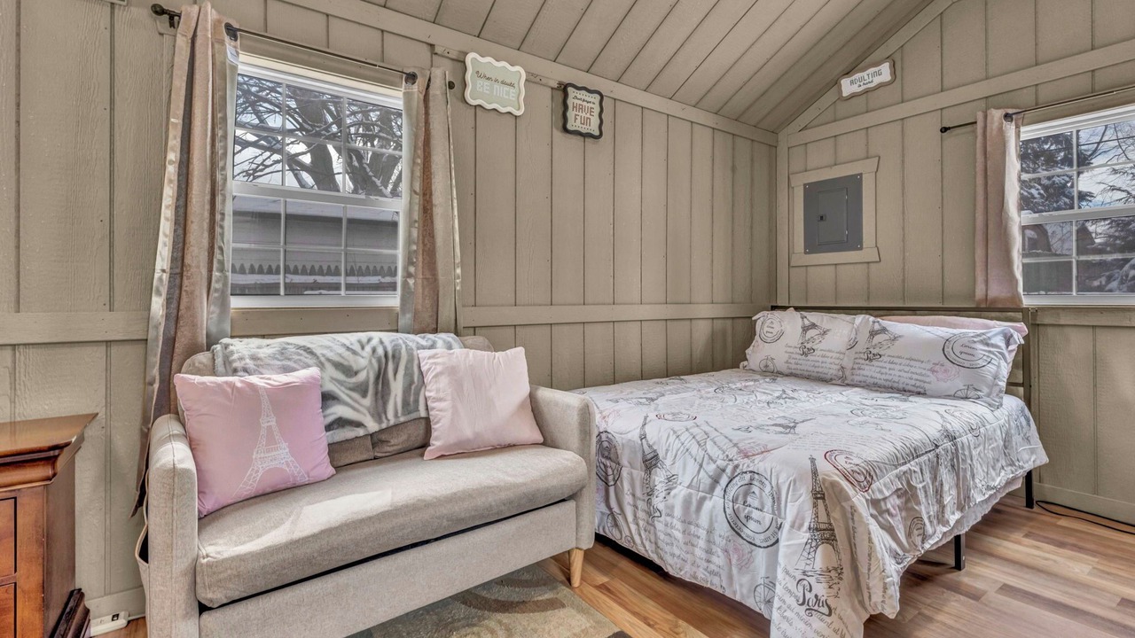 Photo of Bedroom in George Haywood's Lakefront