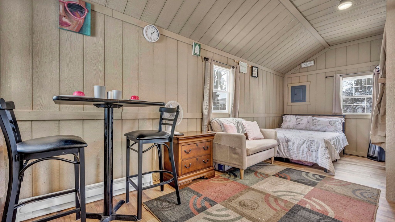 Photo of Bedroom in George Haywood's Lakefront
