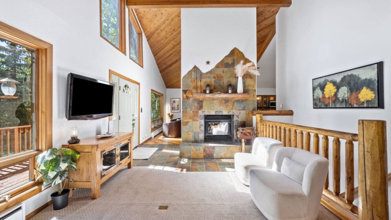 Photo of Livingroom in Evergreen
