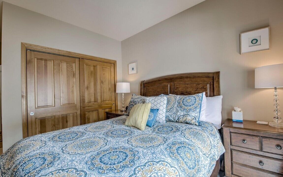 Photo of Bedroom in Peak 9
